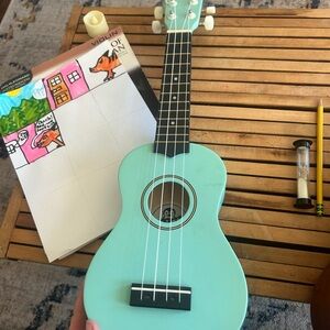 Amahi Penguin Soprano Ukulele in Seafoam Blue